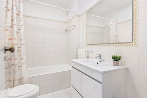 Hårføner, håndklær og sjampo