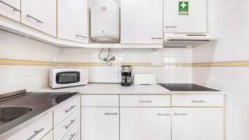 Refrigerador, microondas, parrilla de estufa y cafetera y tetera
