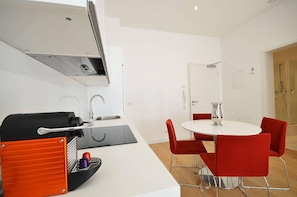 Fridge, oven, dishwasher, coffee/tea maker