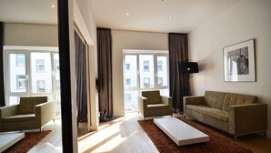 A modern living room with a sofa, armchairs, and a coffee table. - Vienna Residence, Frankfurt - Schweizer Platz #6071 (Frankfurt)