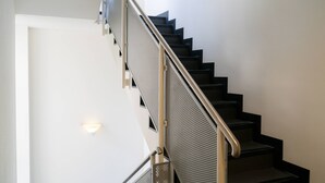 A modern staircase with a metal railing and a white door at the bottom. - Vienna Residence, Frankfurt - Schweizer Platz #6071 (Frankfurt)