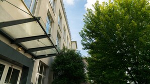 A multi-story building with large windows and a glass facade. - Vienna Residence, Frankfurt - Schweizer Platz #6071 (Frankfurt)
