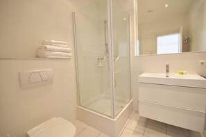 Douche, sèche-cheveux, serviettes fournies