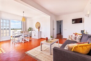 TV, fireplace - Flat Flor de Lis OCV - Pool & Private Parking (Albufeira)