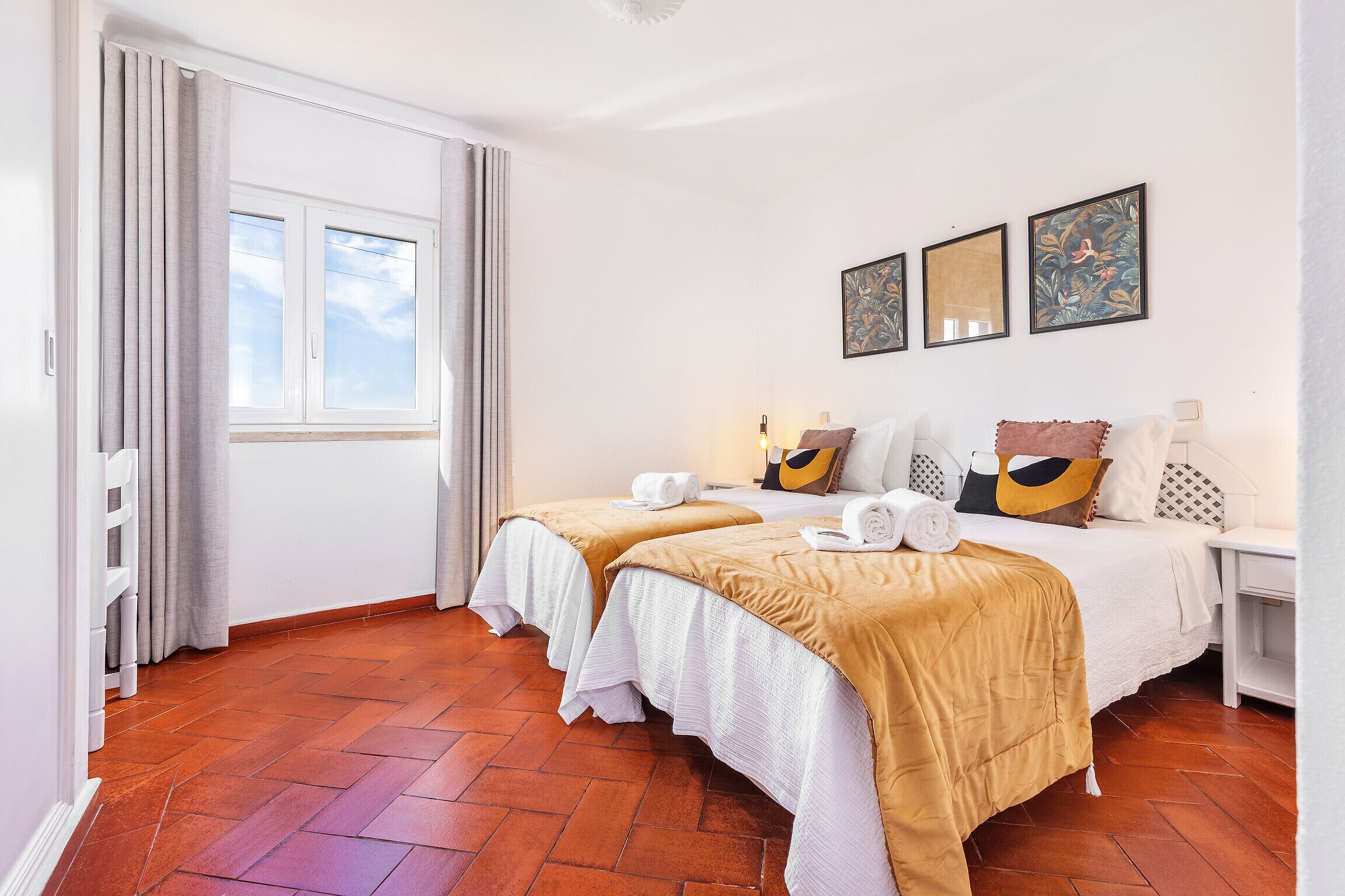 Iron/ironing board, free WiFi, bed sheets