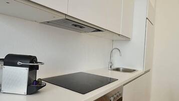 Kühlschrank, Ofen, Geschirrspüler, Wasserkocher mit Kaffee-/Teezubehör