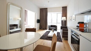 Un espace de vie compact comprenant un coin repas, une kitchenette et un coin salon.