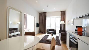 Kühlschrank, Ofen, Geschirrspüler, Wasserkocher mit Kaffee-/Teezubehör