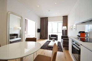 Kjøleskap, ovn, oppvaskmaskin og kaffetrakter/tekoker