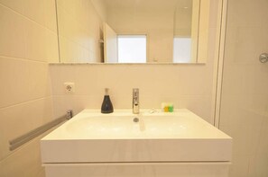 Shower, hair dryer, towels - Vienna Residence Frankfurt, Schweizer Platz #6078 (Frankfurt)