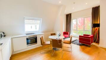 Kühlschrank, Ofen, Geschirrspüler, Wasserkocher mit Kaffee-/Teezubehör