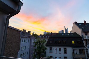 Ein Stadtbild im Abendlicht.