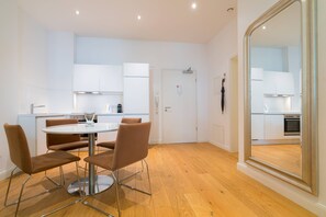 Kylskåp, ugn, diskmaskin och kaffe- och tebryggare