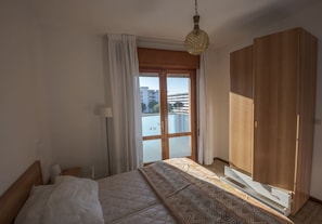 Huoneisto, 2 makuuhuonetta, parveke, kaupunkinäköala | 3 makuuhuonetta