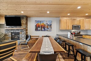 Dining - Delightful 4-bedroom ski condo in Schweitzer, Idaho (Sandpoint)