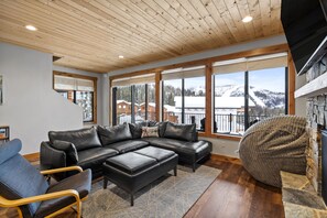 Smart TV, fireplace, DVD player - Delightful 4-bedroom ski condo in Schweitzer, Idaho (Sandpoint)