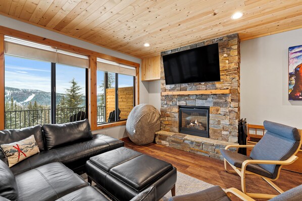 Smart TV, fireplace, DVD player - Delightful 4-bedroom ski condo in Schweitzer, Idaho (Sandpoint)