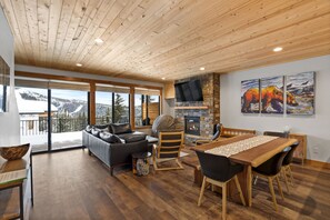 Smart TV, fireplace, DVD player - Delightful 4-bedroom ski condo in Schweitzer, Idaho (Sandpoint)