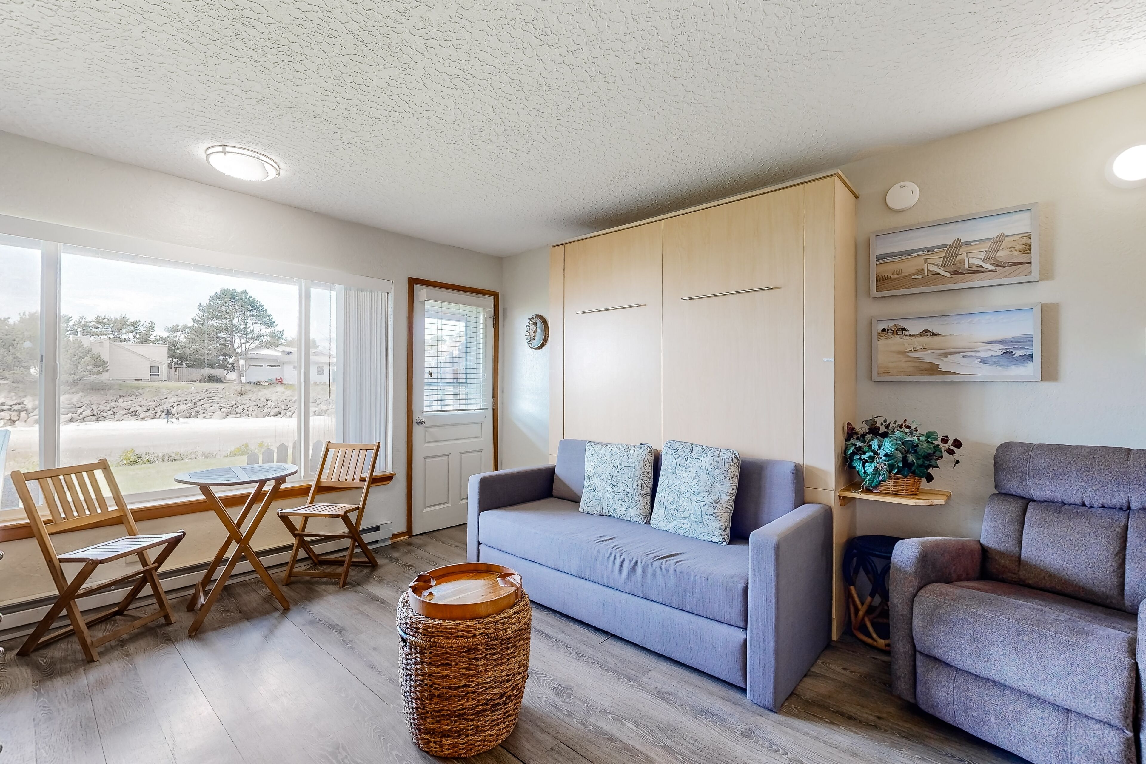 Beachfront dog-friendly studio w/amazing Proposal Rock view - steps to the sand