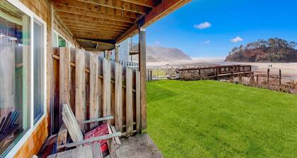 Beachfront dog-friendly studio w/amazing Proposal Rock view - steps to the sand