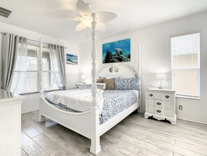 7 bedrooms, iron/ironing board, WiFi, bed sheets - Elegant Emerald Island Getaway – Pool, Spa & Games Close to Disney! (Kissimmee)