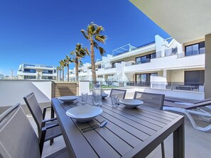 Outdoor dining - Poolside apartment with terrace, parking and Wi-Fi (Mar de Cristal)