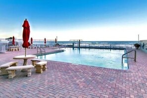Pool - 613 3 Beds Luxury Beachfront Studio Ideal 4 Long Stays (Daytona Beach)