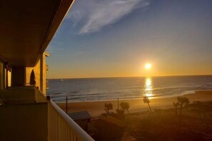 View from property - 613 3 Beds Luxury Beachfront Studio Ideal 4 Long Stays (Daytona Beach)