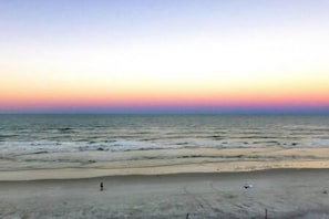 On the beach - 613 3 Beds Luxury Beachfront Studio Ideal 4 Long Stays (Daytona Beach)