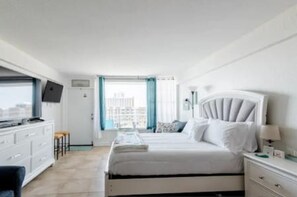 House | 1 bedroom - 613 3 Beds Luxury Beachfront Studio Ideal 4 Long Stays (Daytona Beach)