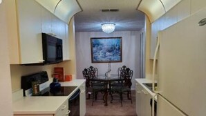 House | Private kitchen - 101 Bent Tree Modern Lux 2BR 2BA Heated Pool (Daytona Beach)