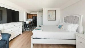 Ein modernes Schlafzimmer mit Bett, Nachttischen, Schreibtisch und Stuhl.