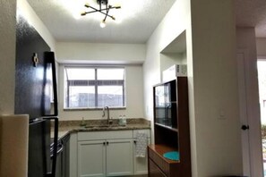 Private kitchen - 165 White Fawn Luxury King Bed in Modern 2bdrm 2 5BA Amazing Pool (Daytona Beach)