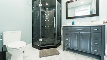 Ducha, secador de pelo, toallas, jabón