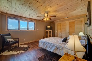 5 bedrooms, desk, free WiFi, bed sheets - 5 Min to Downtown-Hot Tub-Theater Room-Game Room w/Pool Table-Pets-Sleeps 12
 (Blue Ridge)