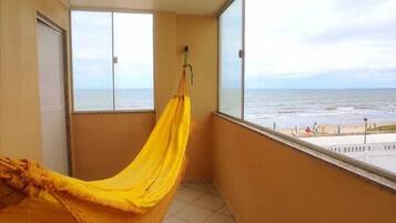 Quarto casal premium, 1 cama Queen, varanda coberta, vista para o mar | Escrivaninha, espaço de trabalho para notebook, Wi-Fi de cortesia