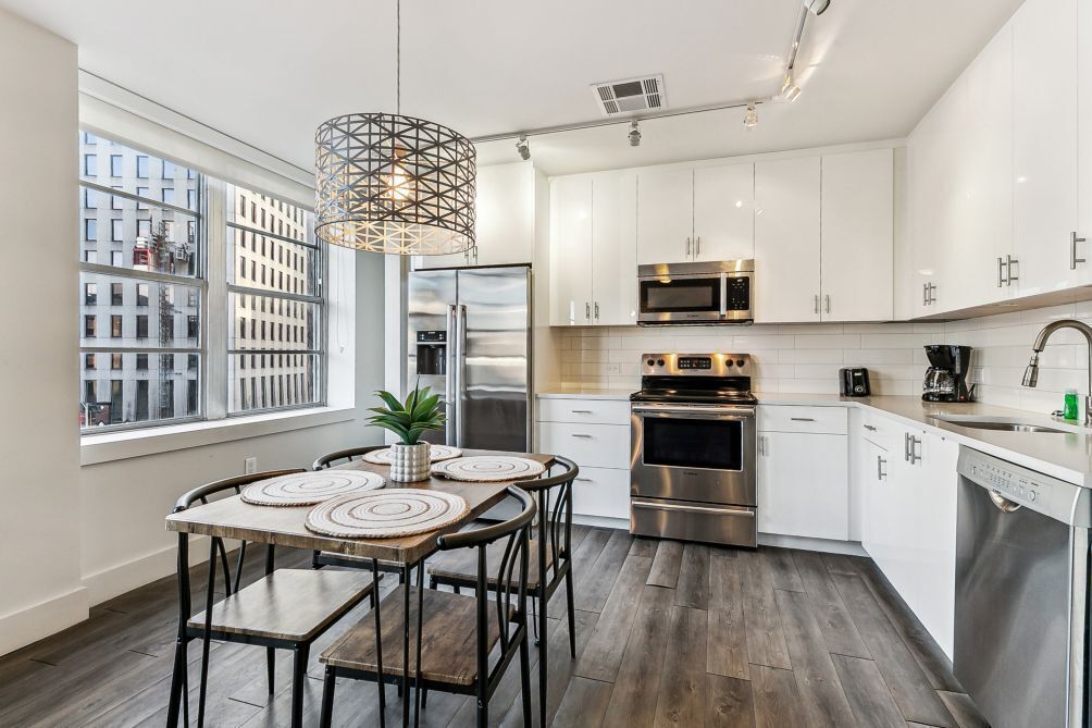 冷蔵庫、電子レンジ、オーブン、コンロ