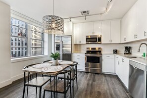 Réfrigérateur, micro-ondes, four, plaque de cuisson