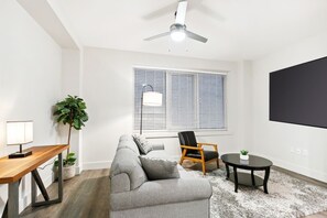 Una televisión, videojuegos, un futbolín