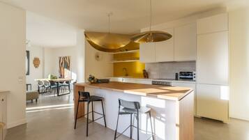 Réfrigérateur, four, lave-vaisselle, cafetière/bouilloire