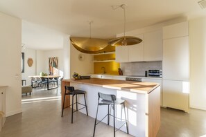 Kylskåp, ugn, diskmaskin och kaffe- och tebryggare