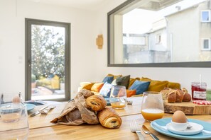 Interior - Steps to Papal Palace — 2 luxury suites • AC • terrace • reserved underground parking (Avignon)