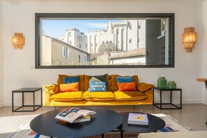TV - Steps to Papal Palace — 2 luxury suites • AC • terrace • reserved underground parking (Avignon)