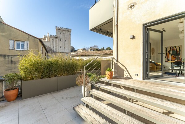 Terrace/patio - Steps to Papal Palace — 2 luxury suites • AC • terrace • reserved underground parking (Avignon)