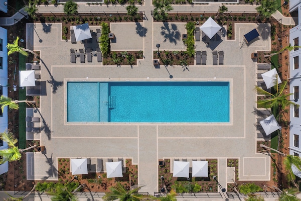 Piscine extérieure, parasols de plage, chaises longues