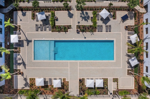 Außenpool, geöffnet von 07:00 Uhr bis 22:00 Uhr, Sonnenschirme