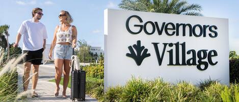 Un panneau indiquant l’entrée de Governors Village, avec un chemin bien dégagé et de la verdure.