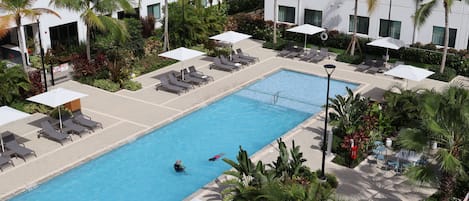 Außenpool, geöffnet von 07:00 Uhr bis 22:00 Uhr, Sonnenschirme
