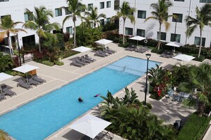 Piscina externa, funciona das 7h às 22h, guarda-sóis, espreguiçadeiras