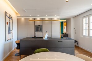 雪櫃、微波爐、焗爐、洗碗機